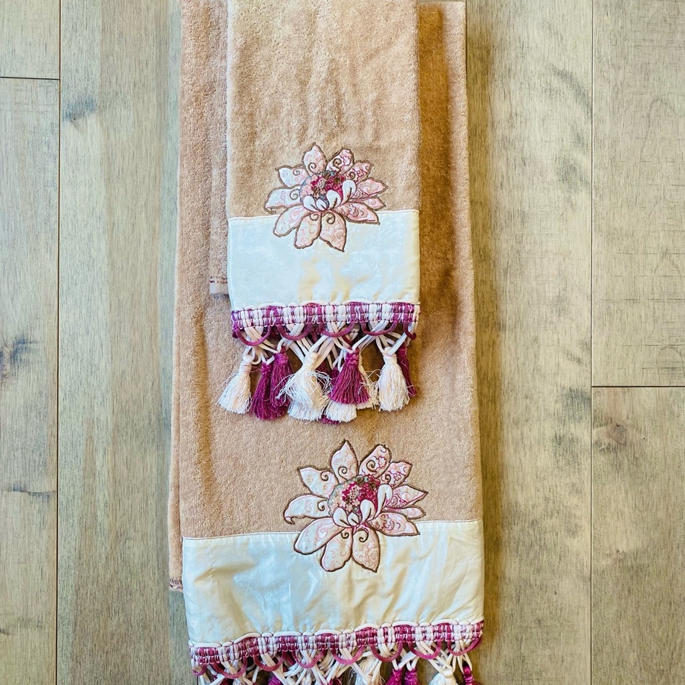 Fancy Bath & Hand Towel Set Guest  Tassels Embroidered Floral TanPlum 100 Cotton